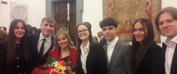 La prof.ssa Michela Ponzani durante la cerimonia al Campidoglio per il premio ‘Roma Rose’, con le studentesse e gli studenti S.A.R.I.